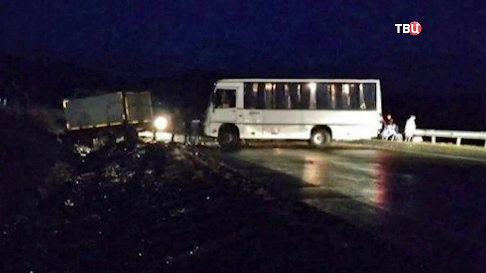Последствия ДТП с участием автобуса и грузовика