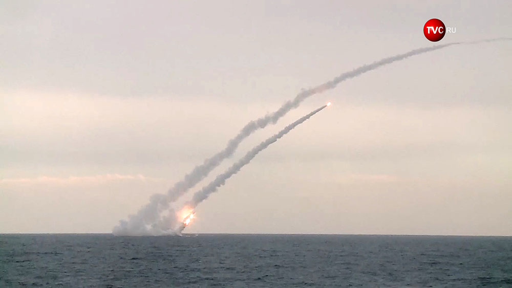Пуск ракет "Калибр" с борта подводной лодки Пуск ракет "Калибр" с борта подводной лодки