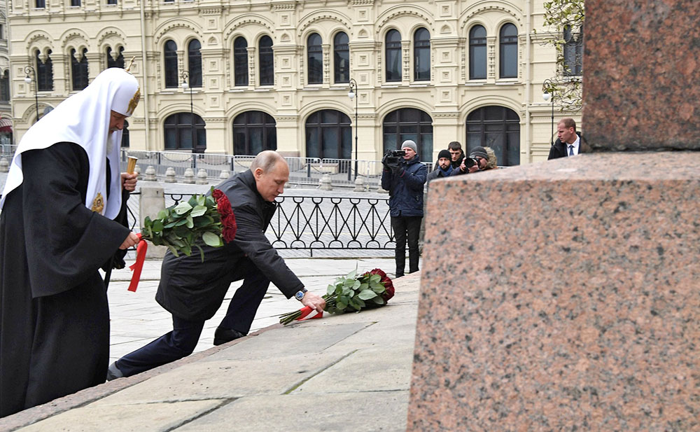 Владимир Путин и Патриарх Кирилл возложили цветы к памятнику Минину и Пожарскому в Москве Владимир Путин и Патриарх Кирилл возложили цветы к памятнику Минину и Пожарскому в Москве