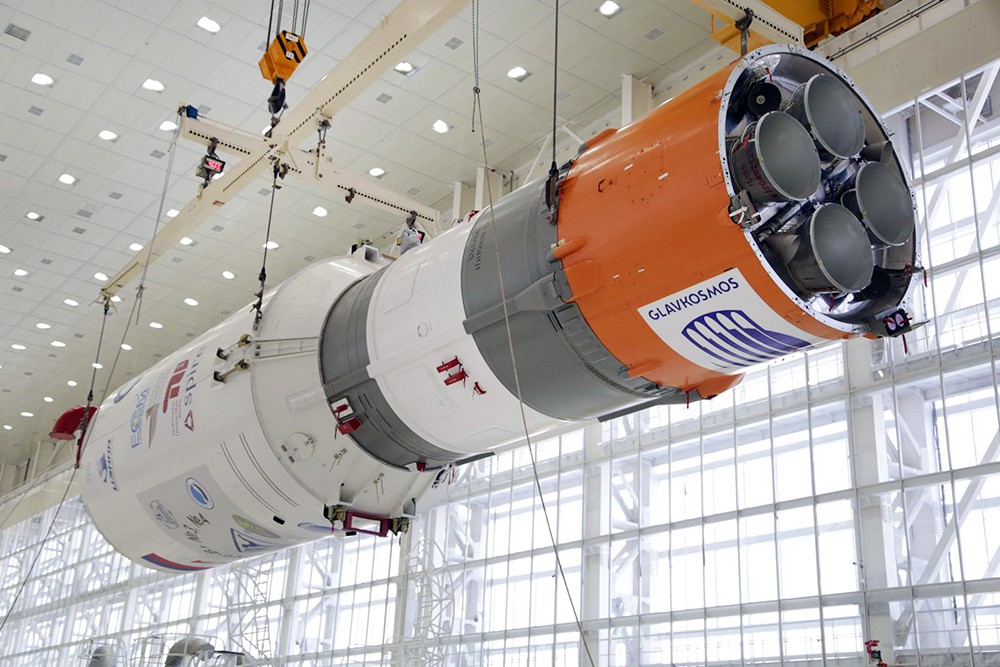 Сборка ракеты-носителя "Союз 2.1а" на космодроме "Восточный"