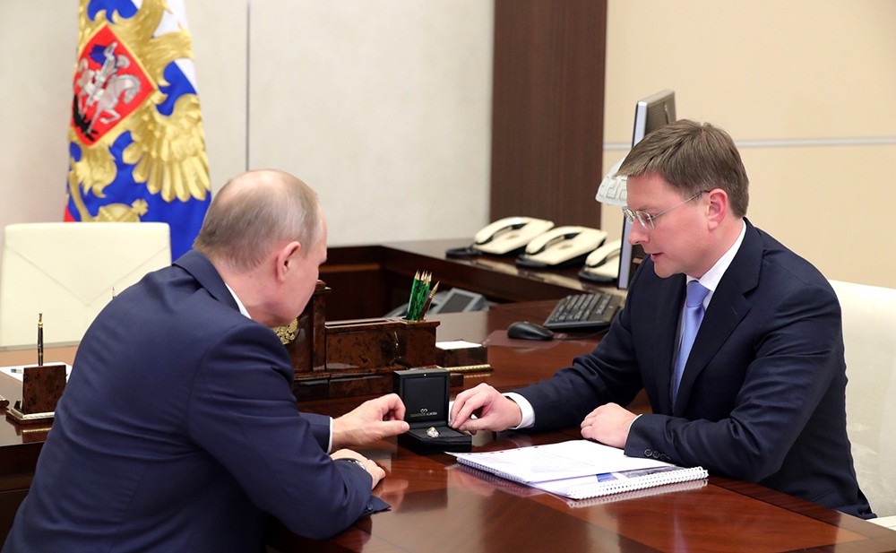 Гендиректор компании "АЛРОСА" Сергей Иванов показывает Владимиру Путину драгоценные камни Гендиректор компании "АЛРОСА" Сергей Иванов показывает Владимиру Путину драгоценные камни