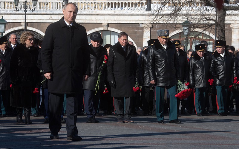 Владимир Путин на церемонии возложения венка к Могиле Неизвестного солдата Владимир Путин на церемонии возложения венка к Могиле Неизвестного солдата