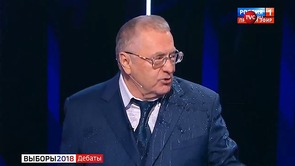 Ксения Собчак облила водой Владимира Жириновского во время дебатов на телеканале "Россия1" Ксения Собчак облила водой Владимира Жириновского во время дебатов на телеканале "Россия1"