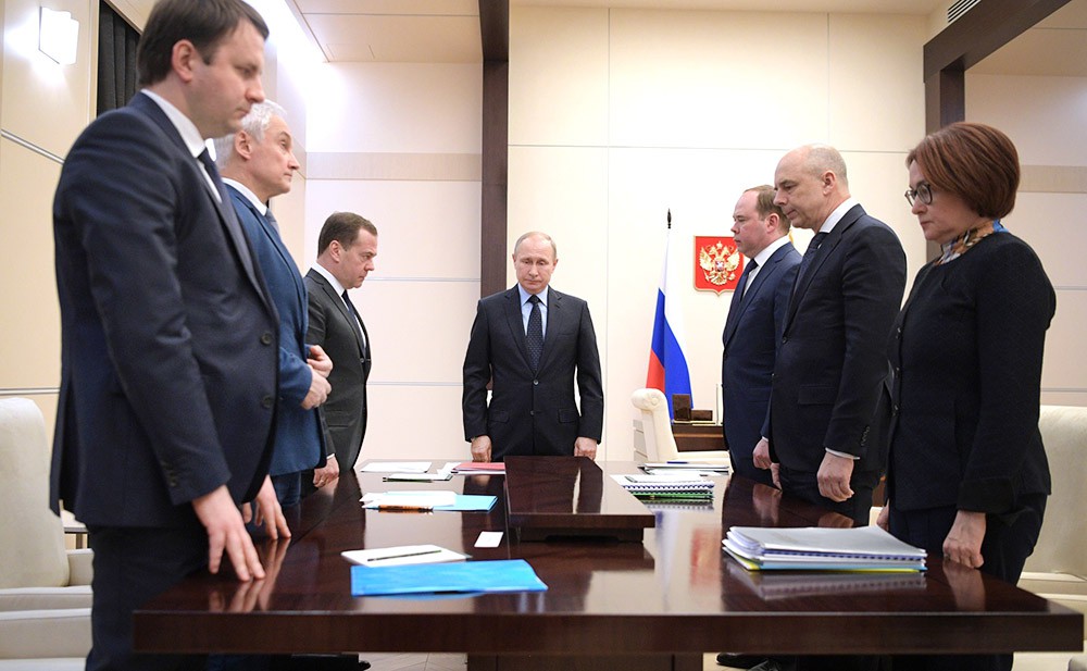 Минута молчания в память о погибших при пожаре в Кемерово на совещании по экономическим вопросам Минута молчания в память о погибших при пожаре в Кемерово на совещании по экономическим вопросам