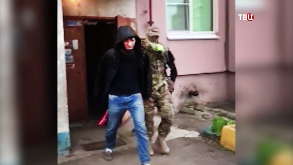 Сотрудники ФСБ задержали готовивших теракты в России членов ИГ Сотрудники ФСБ задержали готовивших теракты в России членов ИГ