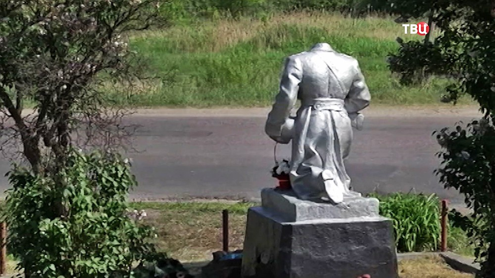 Вандалы повредили памятник Неизвестному солдату на Украине Вандалы повредили памятник Неизвестному солдату на Украине