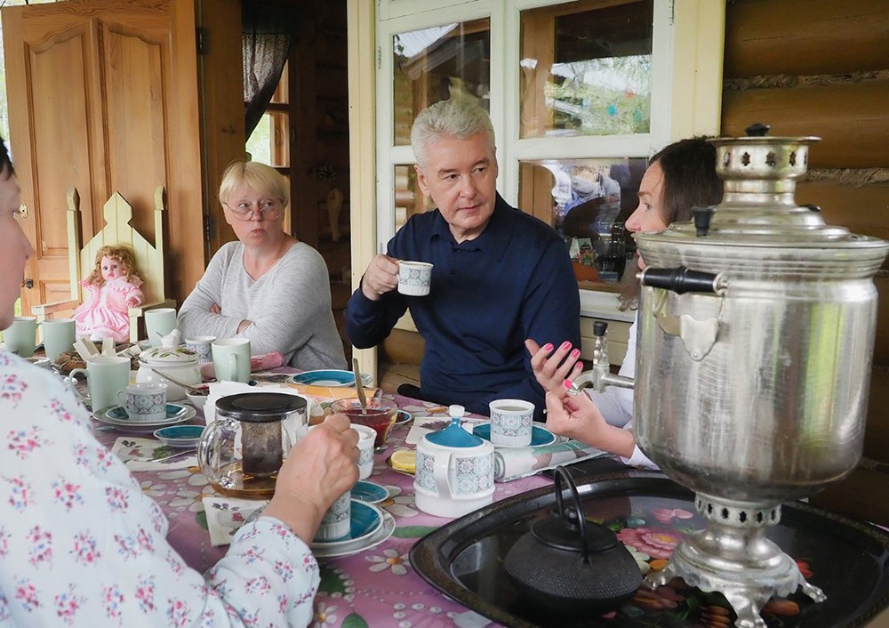 Сергей Собянин общается с дачниками