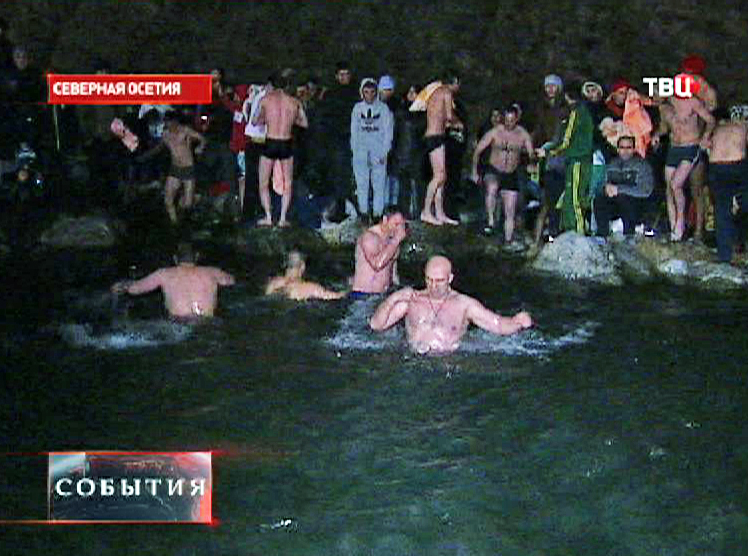 Купания в купели на Крещение