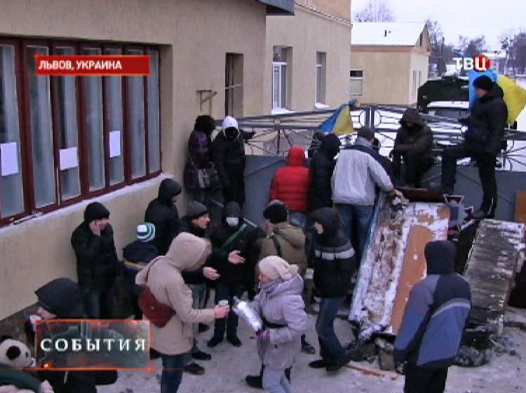 Баррикада около базы "Беркута" во Львове Баррикада около базы "Беркута" во Львове