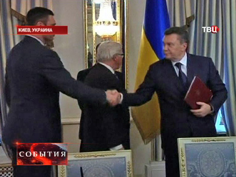 Виктор Янукович подписал соглашение с лидерами оппозиции