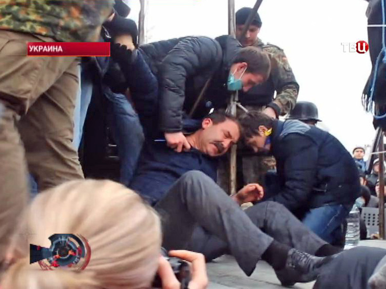 Митингующие захватили губернатора Волыни Александра Башкаленко