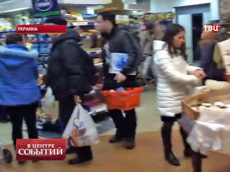 Жители Киева запасаются продуктами