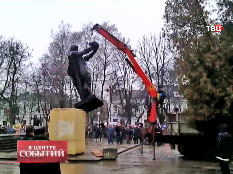 Демонтаж во Львовской области памятника бойцу Красной армии с ребенком на руках