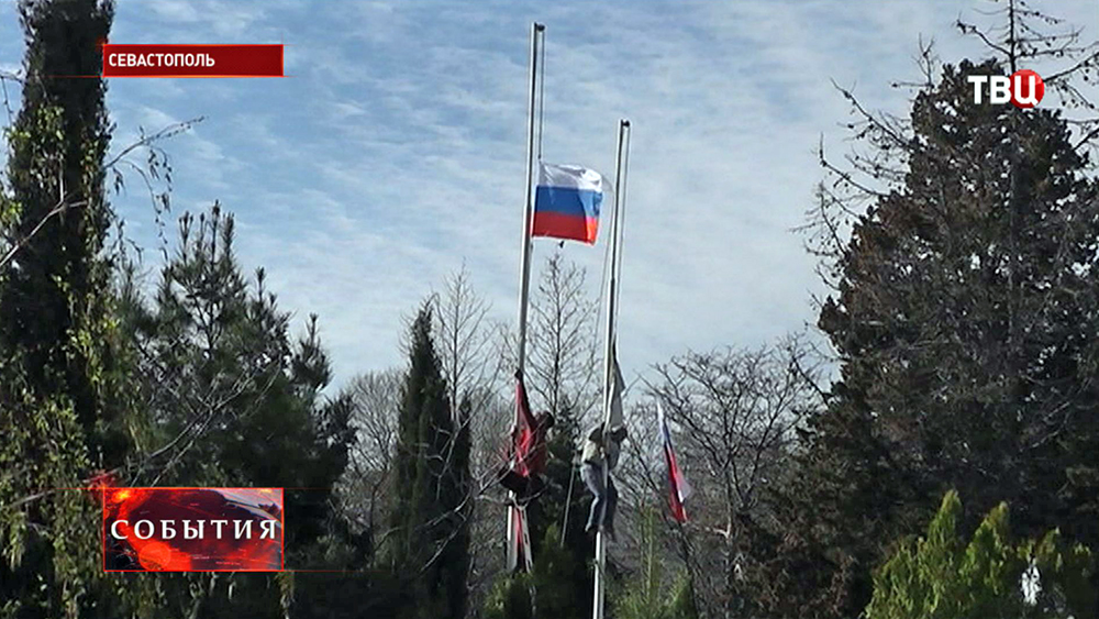 На военное базе в Севастополе поднимают российский флаг