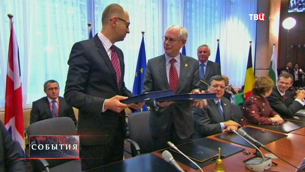 Премьер-министр Украины Арсений Яценюк и председатель европейского совета Херман Ван Ромпей подписали политический блок соглашения об ассоциации Премьер-министр Украины Арсений Яценюк и председатель европейского совета Херман Ван Ромпей подписали политический блок соглашения об ассоциации