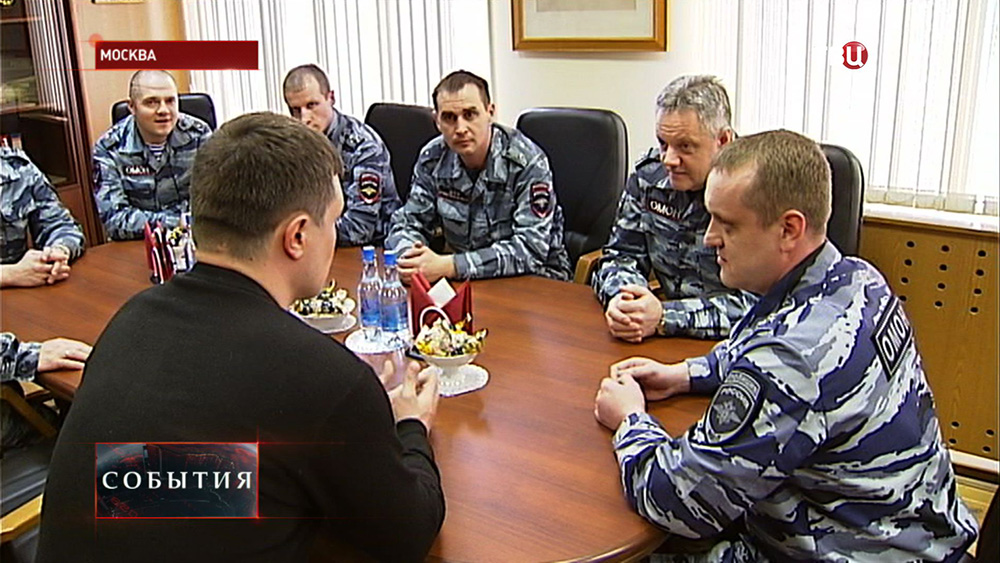 Бойцы московского ОМОНа общаются с коллегой из украинского "Беркута"