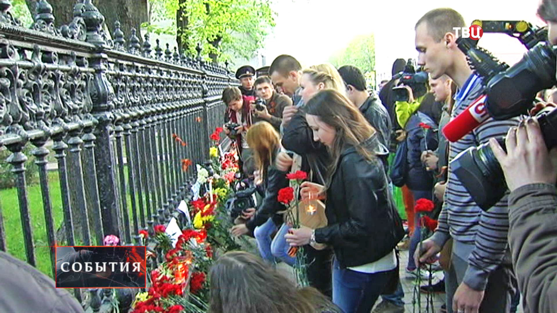 Возложения цветов у здания посольства Украины в Москве Возложения цветов у здания посольства Украины в Москве