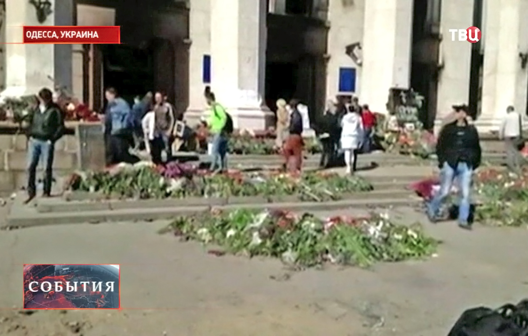 Люди приносят цветы и свечки в память о произошедшем