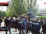 Жители Мариуполя пытаются остановить военную технику украинской армии Жители Мариуполя пытаются остановить военную технику украинской армии