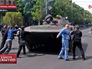 Жители Мариуполя пытаются остановить военную технику украинской армии Жители Мариуполя пытаются остановить военную технику украинской армии