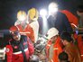 Спасатели оказывают помощь пострадавшему при взрыве на шахте в Турции Спасатели оказывают помощь пострадавшему при взрыве на шахте в Турции