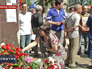 Люди приносят цветы в память о погибших Люди приносят цветы в память о погибших