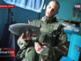 Боец народного ополчения демонстрирует танковый снаряд Боец народного ополчения демонстрирует танковый снаряд