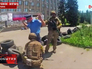 Украинские военные арестовывают милиционера Украинские военные арестовывают милиционера