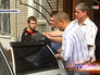 Подозреваемого в убийстве сажают в машину Подозреваемого в убийстве сажают в машину