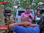 Украинские военные проверяют задержанного жителя юго-востока Украины Украинские военные проверяют задержанного жителя юго-востока Украины