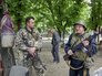 Бойцы народного ополчения на блокпосту в Луганске Бойцы народного ополчения на блокпосту в Луганске