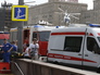 Машины скорой помощи и МЧС около входа в метро Машины скорой помощи и МЧС около входа в метро