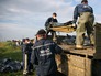 Сотрудники ГСЧС собирают тела погибших на месте падения пассажирского самолета "Малайзийских авиалиний" Boeing 777 Сотрудники ГСЧС собирают тела погибших на месте падения пассажирского самолета "Малайзийских авиалиний" Boeing 777
