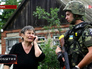 Украинские военные и жительница юго-востока Украины Украинские военные и жительница юго-востока Украины