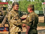 Петр Порошенко вручает награды военнослужащим Петр Порошенко вручает награды военнослужащим