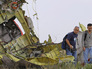 Эксперты на месте крушения самолета Malaysia Airlines в Донецкой области Эксперты на месте крушения самолета Malaysia Airlines в Донецкой области