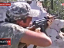 Боец диверсионного подразделения украинской армии ведет прицельную стрельбу Боец диверсионного подразделения украинской армии ведет прицельную стрельбу
