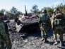 Народные ополченцы около сгоревшего БТР украинской армии Народные ополченцы около сгоревшего БТР украинской армии
