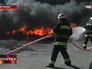 Пожарные тушат горящие покрышки на Майдане Незалежности Пожарные тушат горящие покрышки на Майдане Незалежности