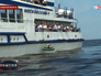 В память о затопленной Мологе люди опускают на воду траурный венок В память о затопленной Мологе люди опускают на воду траурный венок
