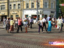 Пешеходы переходят дорогу Пешеходы переходят дорогу