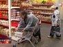 Покупатели в продуктовом магазине Покупатели в продуктовом магазине