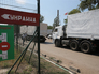 Колонна автомобилей с гуманитарной помощью у пункта таможенного досмотра Колонна автомобилей с гуманитарной помощью у пункта таможенного досмотра