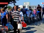 Жители Донецкой области в очереди за водой Жители Донецкой области в очереди за водой