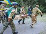 Украинские военные выносят раненых с передовой Украинские военные выносят раненых с передовой