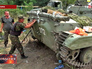 Украинские военные чинят бронетехнику Украинские военные чинят бронетехнику