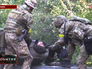 Украинские военные выносят раненых с передовой Украинские военные выносят раненых с передовой