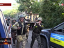 Бойцы Украинского батальона "Донбас" выносят раненых Бойцы Украинского батальона "Донбас" выносят раненых