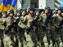 Солдаты украинской армии маршируют на параде Солдаты украинской армии маршируют на параде
