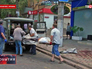 Жители Луганской области увозят погибших после обстрела жилых кварталов Жители Луганской области увозят погибших после обстрела жилых кварталов